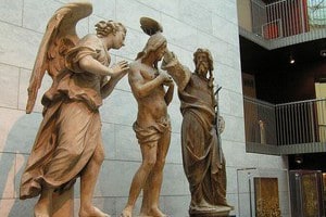 Турист в Италии отломил мизинец у статуи 
