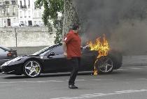 На улице загорелась новая Ferrari