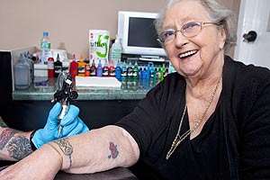 В 86 лет пенсионерка сделала татуировку