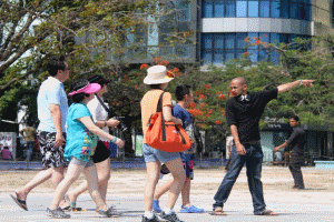 Китайским туристам запретили ковыряться в носу