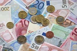 Евро опустился ниже 39 рублей впервые за полтора года